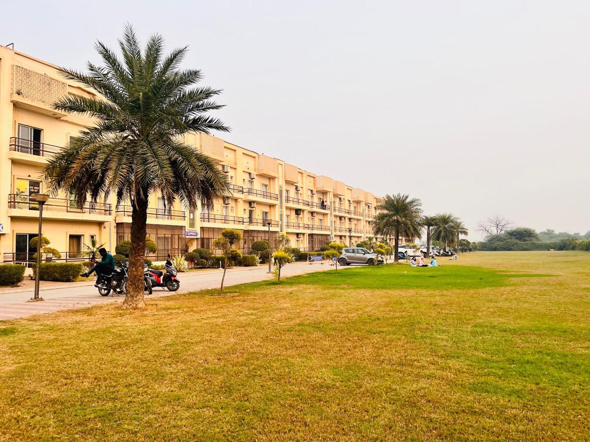 Pearl Grand Boutique Cottage In Omaxe Anandam Vrindavan - #Premium Ac Rooms With Balcony #Big Parking #Lift #Garden #Peaceful Area #Near Prem Mandir #Property Of The Year #Most Awarded Buitenkant foto