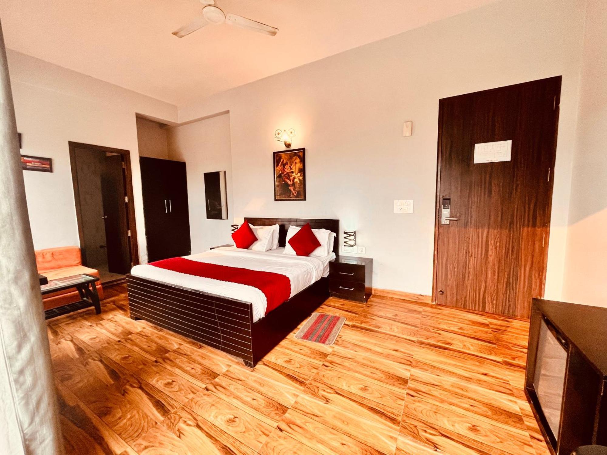 Pearl Grand Boutique Cottage In Omaxe Anandam Vrindavan - #Premium Ac Rooms With Balcony #Big Parking #Lift #Garden #Peaceful Area #Near Prem Mandir #Property Of The Year #Most Awarded Buitenkant foto