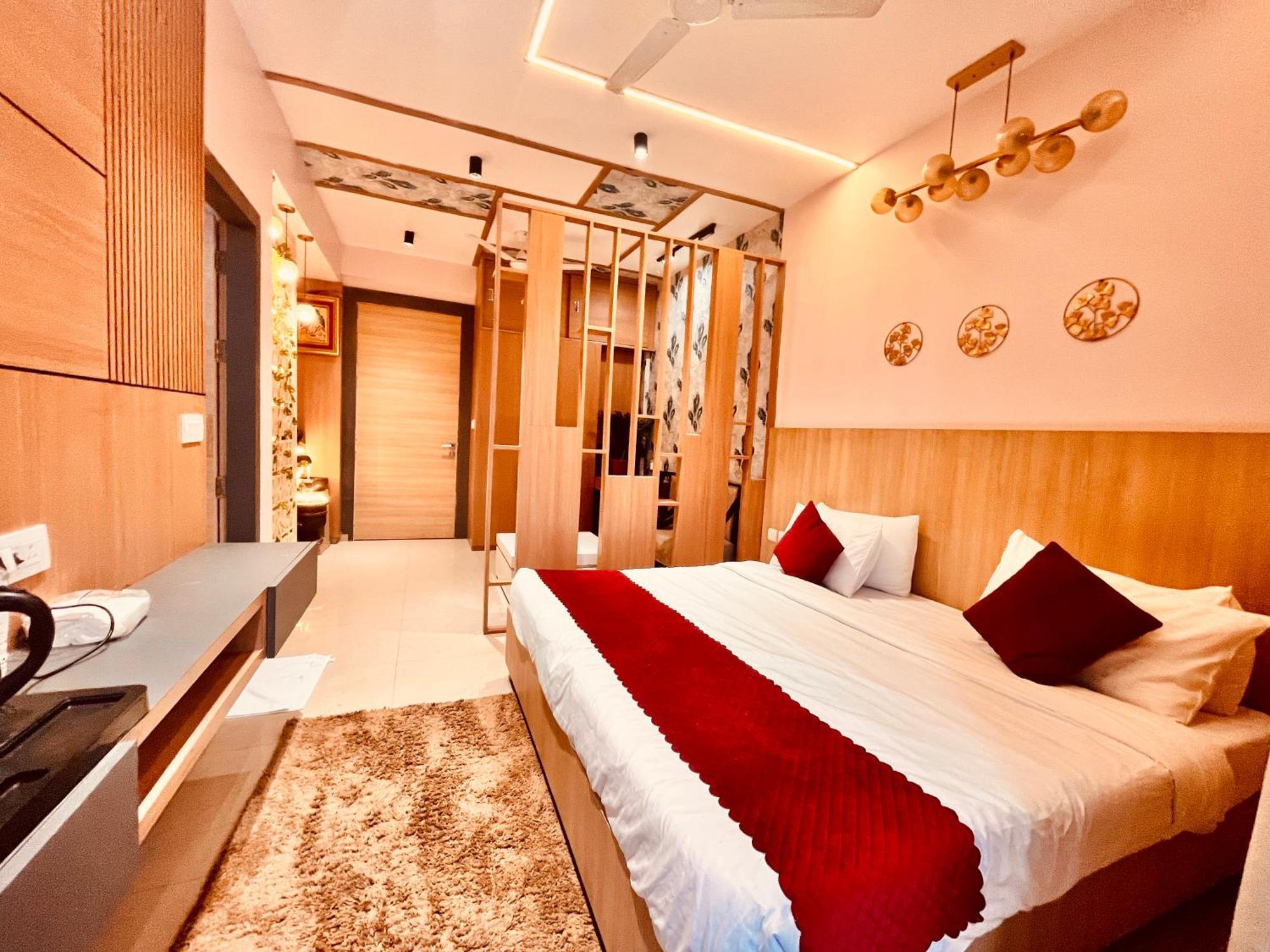 Pearl Grand Boutique Cottage In Omaxe Anandam Vrindavan - #Premium Ac Rooms With Balcony #Big Parking #Lift #Garden #Peaceful Area #Near Prem Mandir #Property Of The Year #Most Awarded Buitenkant foto