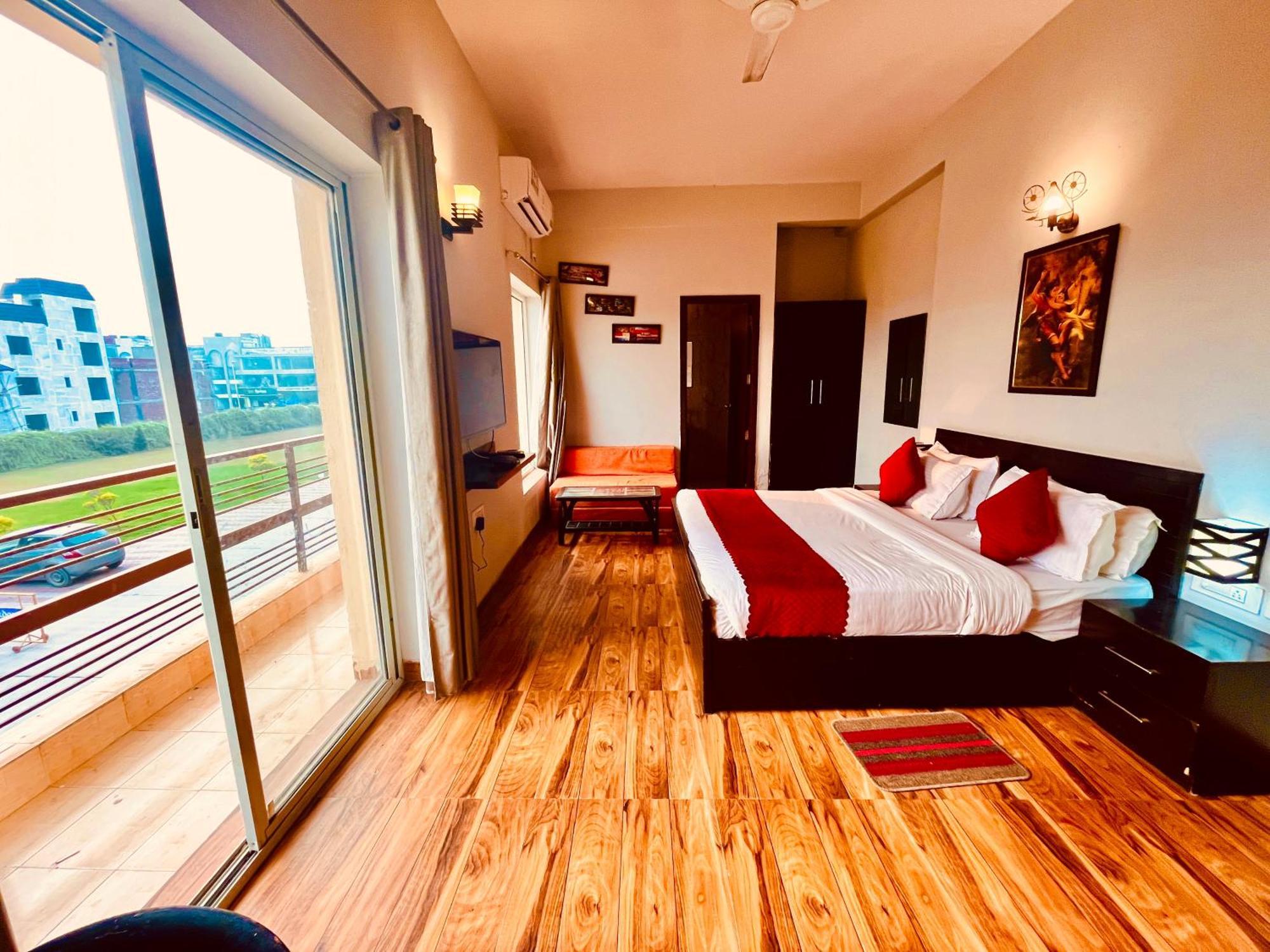 Pearl Grand Boutique Cottage In Omaxe Anandam Vrindavan - #Premium Ac Rooms With Balcony #Big Parking #Lift #Garden #Peaceful Area #Near Prem Mandir #Property Of The Year #Most Awarded Buitenkant foto