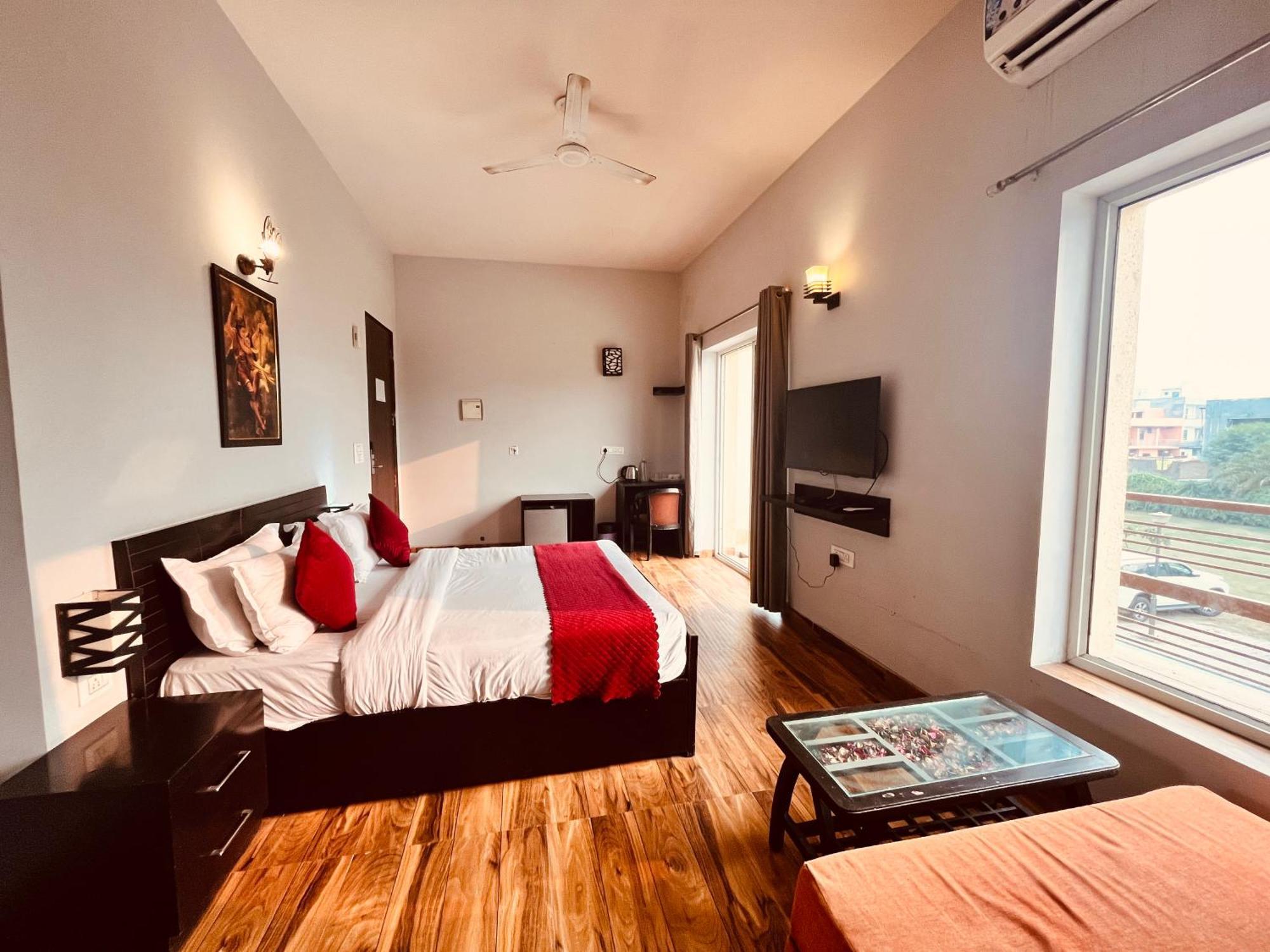 Pearl Grand Boutique Cottage In Omaxe Anandam Vrindavan - #Premium Ac Rooms With Balcony #Big Parking #Lift #Garden #Peaceful Area #Near Prem Mandir #Property Of The Year #Most Awarded Buitenkant foto