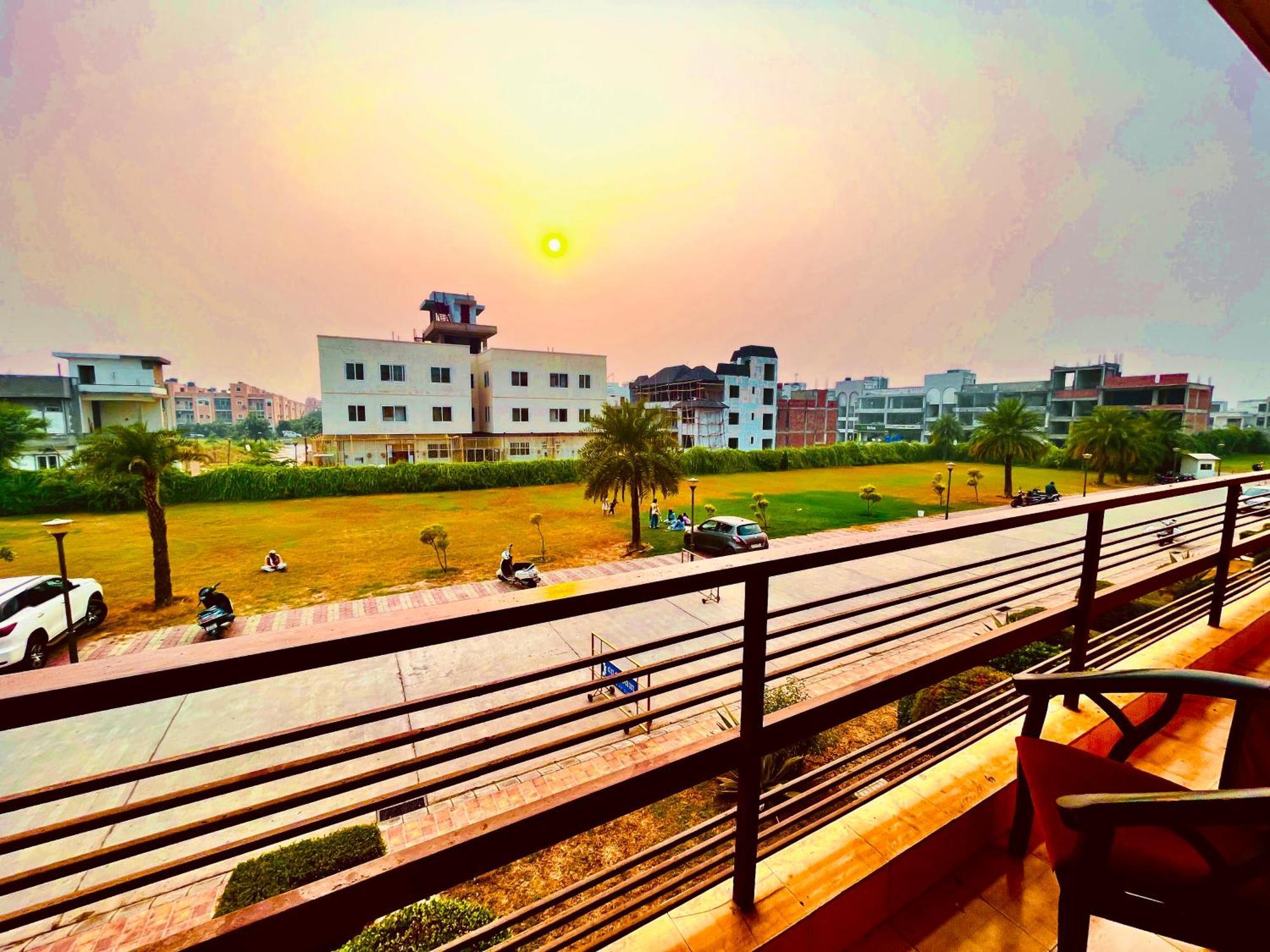 Pearl Grand Boutique Cottage In Omaxe Anandam Vrindavan - #Premium Ac Rooms With Balcony #Big Parking #Lift #Garden #Peaceful Area #Near Prem Mandir #Property Of The Year #Most Awarded Buitenkant foto