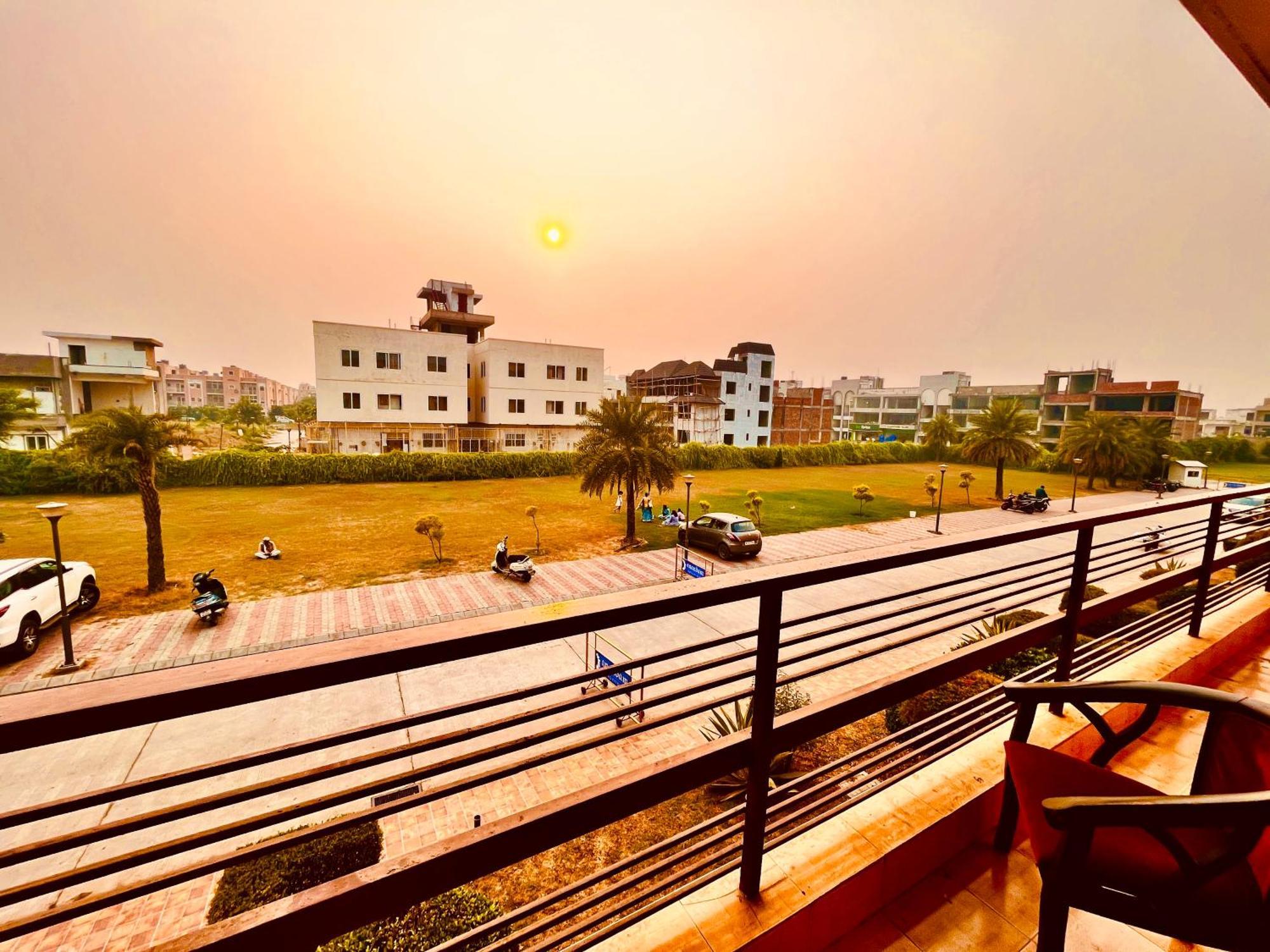 Pearl Grand Boutique Cottage In Omaxe Anandam Vrindavan - #Premium Ac Rooms With Balcony #Big Parking #Lift #Garden #Peaceful Area #Near Prem Mandir #Property Of The Year #Most Awarded Buitenkant foto