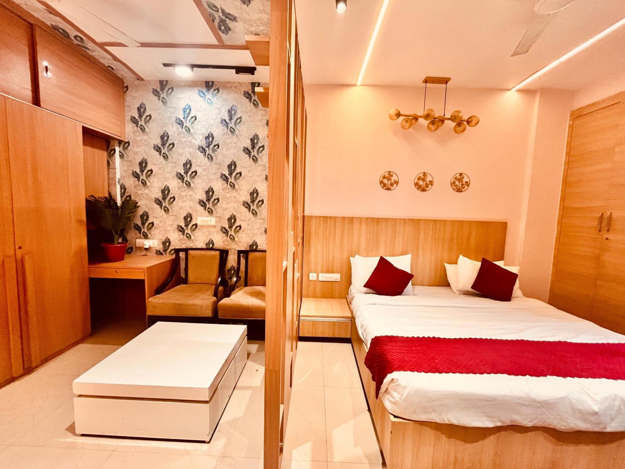 Pearl Grand Boutique Cottage In Omaxe Anandam Vrindavan - #Premium Ac Rooms With Balcony #Big Parking #Lift #Garden #Peaceful Area #Near Prem Mandir #Property Of The Year #Most Awarded Buitenkant foto