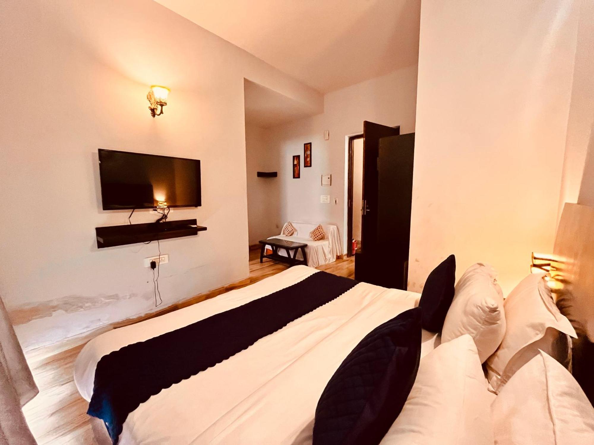 Pearl Grand Boutique Cottage In Omaxe Anandam Vrindavan - #Premium Ac Rooms With Balcony #Big Parking #Lift #Garden #Peaceful Area #Near Prem Mandir #Property Of The Year #Most Awarded Buitenkant foto