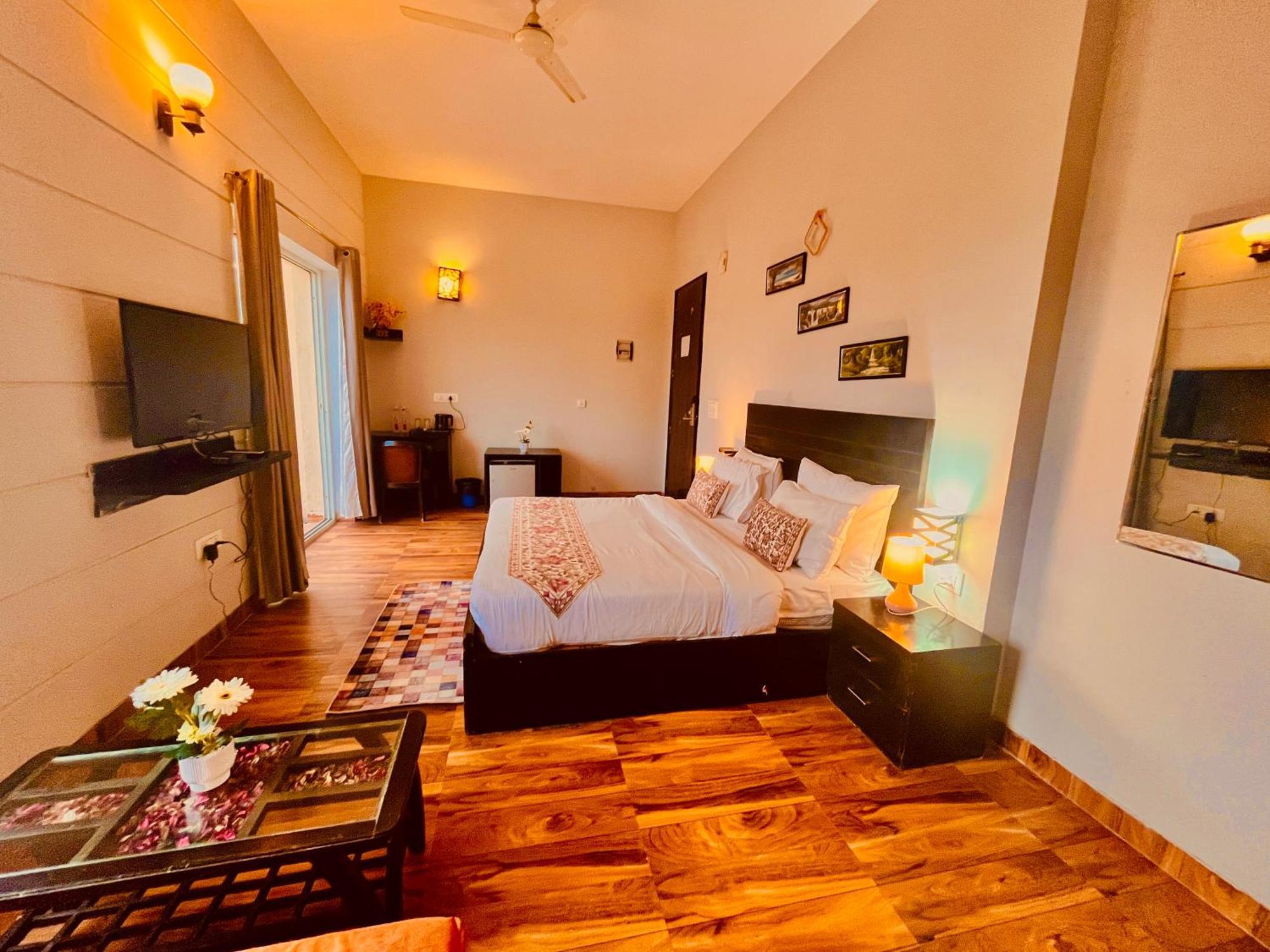 Pearl Grand Boutique Cottage In Omaxe Anandam Vrindavan - #Premium Ac Rooms With Balcony #Big Parking #Lift #Garden #Peaceful Area #Near Prem Mandir #Property Of The Year #Most Awarded Buitenkant foto